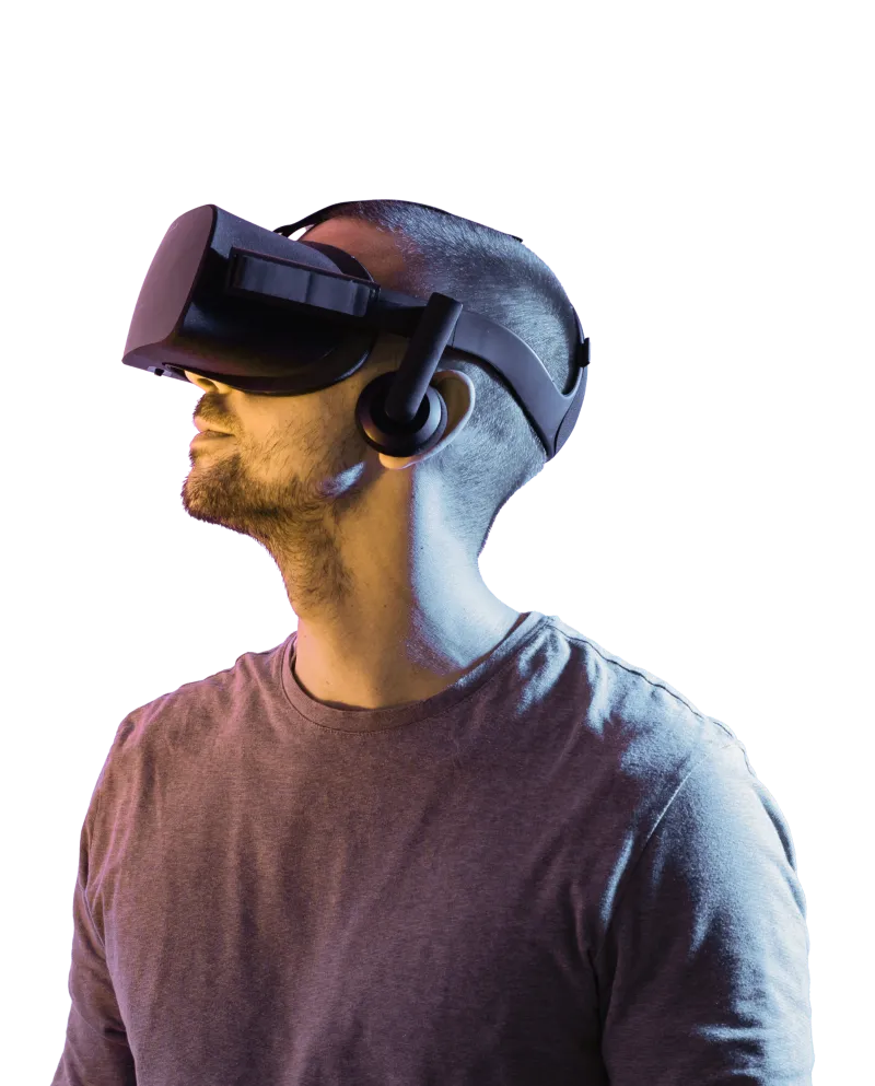 Hombre con un visor de realidad mixta