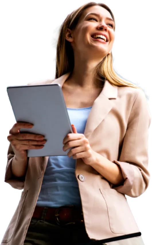 Mujer sonriendo con una tableta