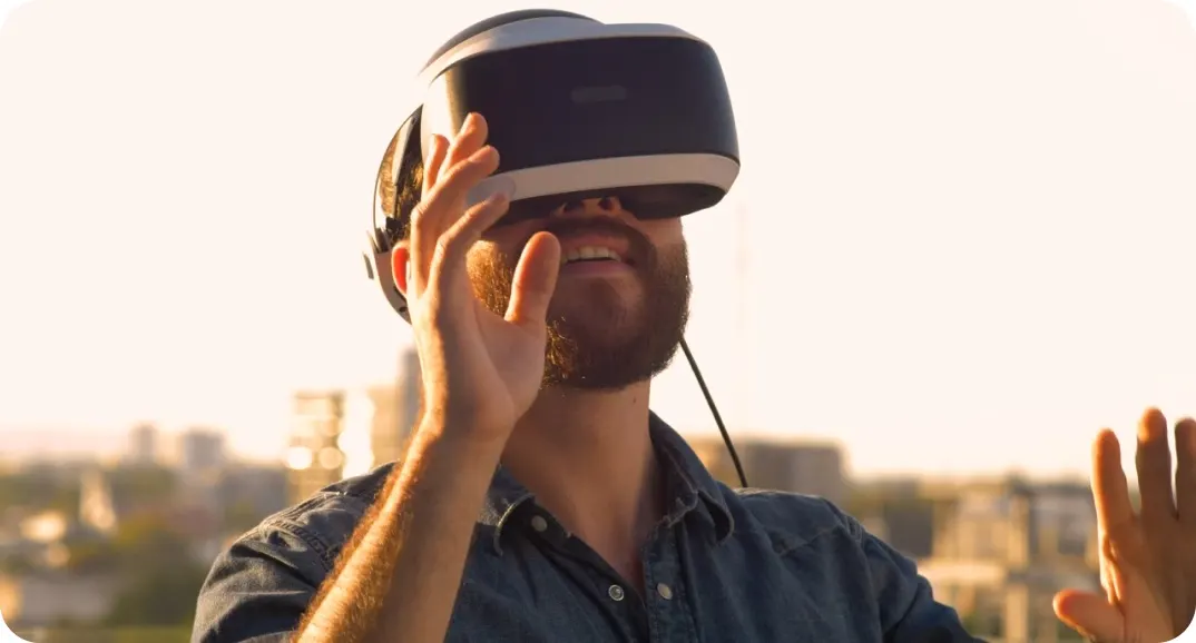 Hombre usando unas gafas de realidad virtual al aire libre