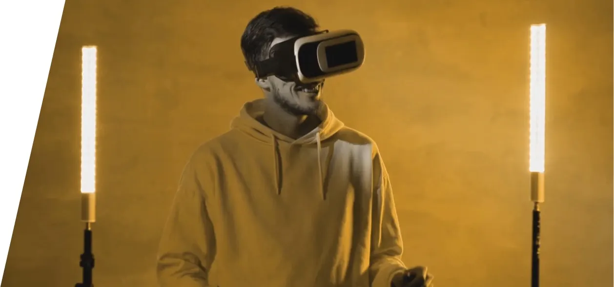 Persona con gafas de realidad virtual entre dos focos de luz