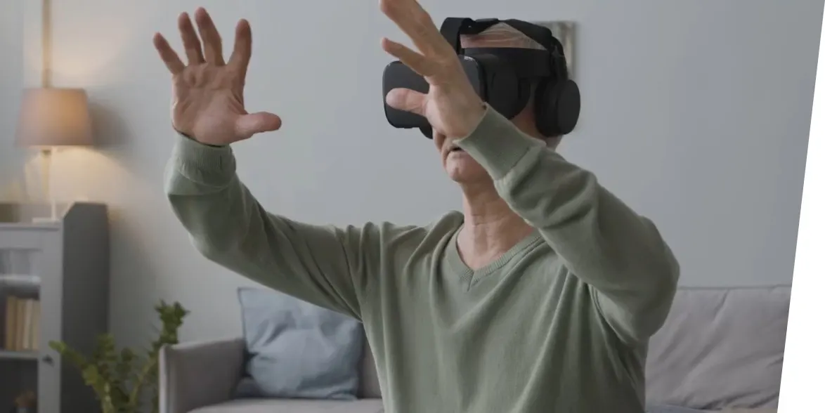 Persona mayor usando gafas de realidad virtual en casa