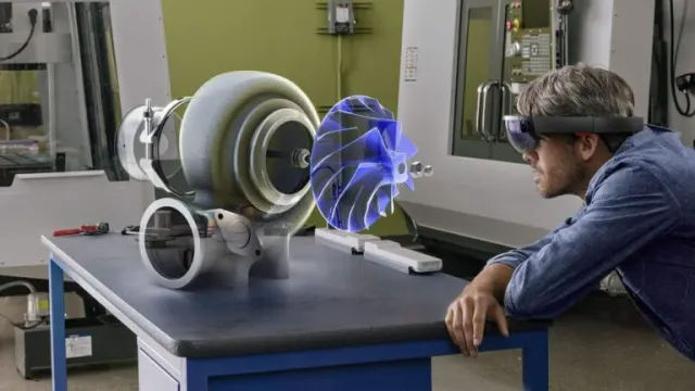 Ingeniero revisando una pieza 3D con gafas de realidad mixta