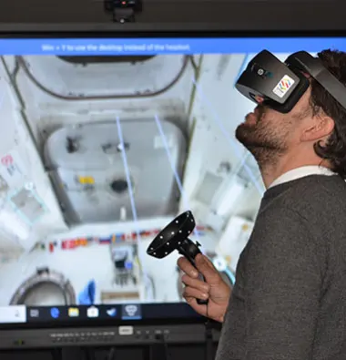 Técnico formándose con gafas de realidad virtual