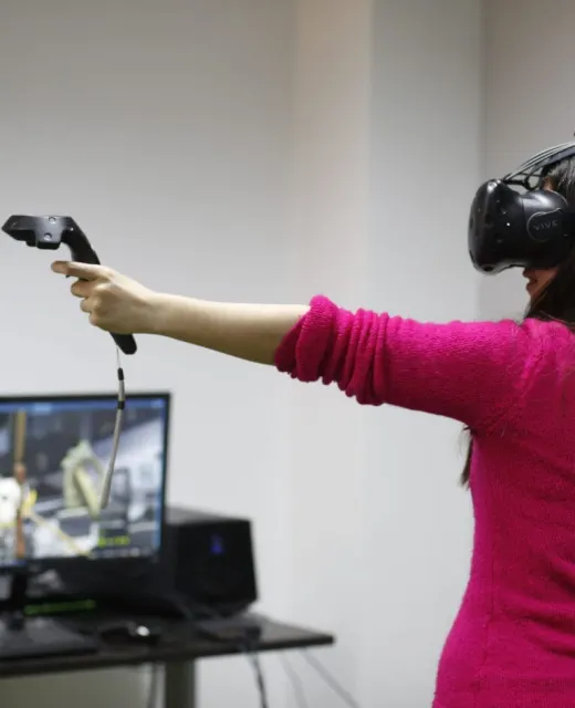 Persona jugando con gafas de realidad virtual y mandos