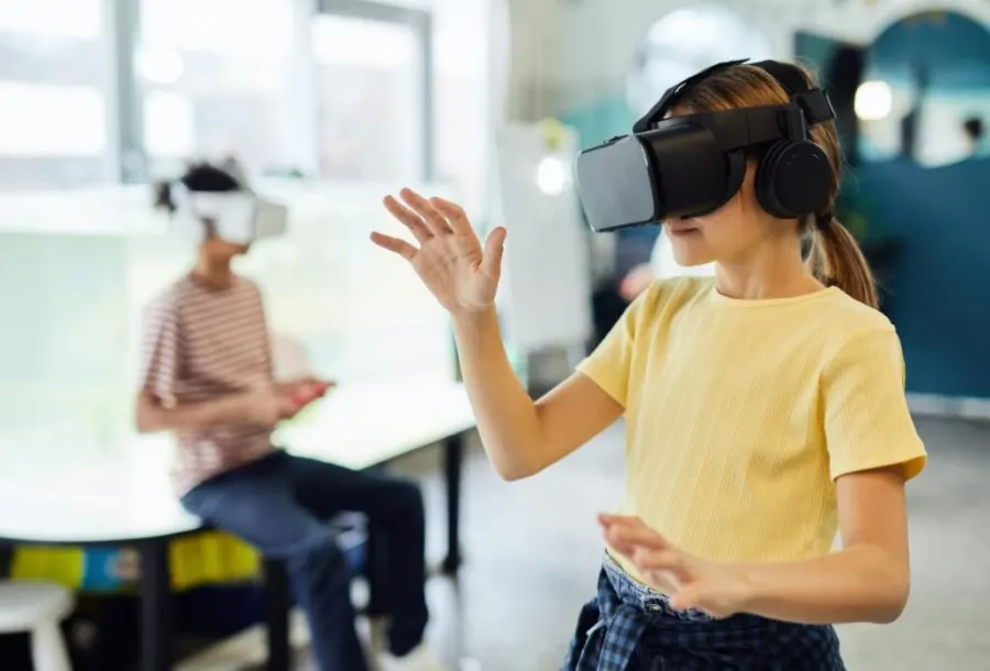 Niña explorando un entorno virtual con unas gafas de realidad virtual