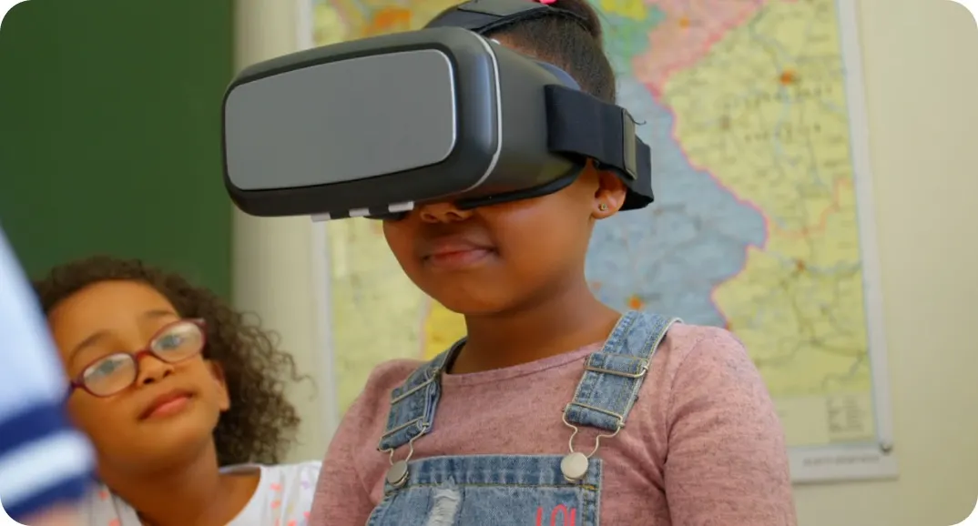 Niña en clase usando gafas de realidad virtual